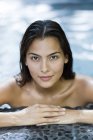 Retrato de mulher sensual inclinada à beira da piscina — Fotografia de Stock