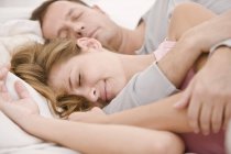 Закри щасливі романтична пара спати на ліжко — Stock Photo