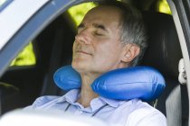 Nahaufnahme eines reifen Geschäftsmannes, der sich im Auto entspannt — Stockfoto