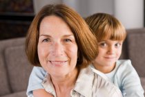 Frau lächelt mit ihrem Enkel — Stockfoto