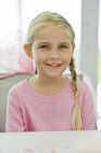 Retrato de menina loira sorridente com tranças — Fotografia de Stock