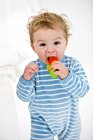 Retrato de menino bonito brincando com um brinquedo — Fotografia de Stock