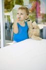 Bambino ragazzo tenendo orsacchiotto e guardando in su — Foto stock