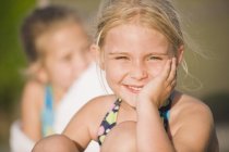 Portrait de fille souriant — Photo de stock