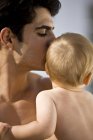 Close-up de homem beijando bebê filho — Fotografia de Stock