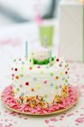 Крупним планом торт на день народження зі свічками — стокове фото