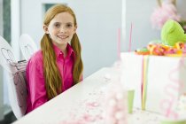 Retrato de menina de gengibre sorridente comemorando aniversário — Fotografia de Stock