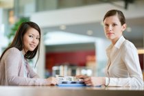 Geschäftsfrauen arbeiten in einem Büro — Stockfoto