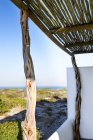 Вид на море з тераси прибережного будинку — стокове фото