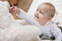 Primo piano della bambina che gioca con l'orsacchiotto — Foto stock