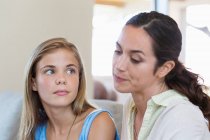 Frau diskutiert mit ihrer Tochter — Stockfoto