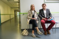 Paar sitzt im Wartebereich des Krankenhauses — Stockfoto