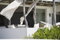 Porche de casa moderna con cortinas en el viento - foto de stock