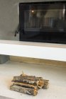 Gros plan de bois de chauffage près de cheminée insert dans la maison — Photo de stock