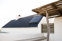 Painel solar no telhado da casa vista do terraço — Fotografia de Stock