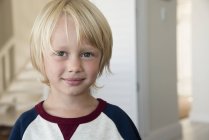 Портрет счастливого маленького мальчика с светлыми волосами — стоковое фото