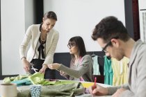 Modedesigner arbeiten gemeinsam im Büro — Stockfoto