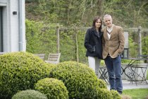 Portrait de couple mature debout dans le jardin — Photo de stock