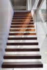 Gros plan de l'escalier moderne en bois dans la maison — Photo de stock