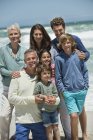 Retrato de família feliz multi-geração na praia — Fotografia de Stock