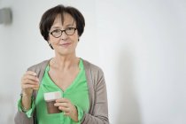 Retrato de mujer mayor sosteniendo taza de té - foto de stock