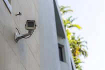 Крупный план камеры видеонаблюдения, установленной на стене дома — стоковое фото