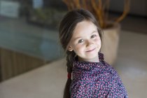 Ritratto di bambina sorridente con trecce — Foto stock