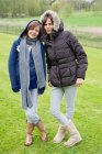 Frau mit ihrer Tochter steht auf einem Feld — Stockfoto