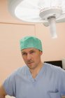 Male surgeon standing in operating room — Stock Photo