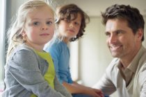 Mann mit Kindern zu Hause — Stockfoto