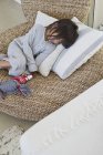 Милая маленькая девочка спит на плетеном стуле — стоковое фото