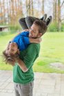 Uomo che gioca con suo figlio in un parco — Foto stock