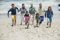 Щаслива сім'я розважається на піщаному пляжі — стокове фото