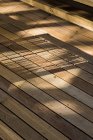 Тень на деревянном полу при дневном свете в доме — стоковое фото