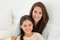 Porträt einer Frau und ihrer Tochter, die lächeln — Stockfoto
