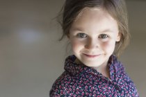 Portrait de mignonne petite fille souriant à l'intérieur — Photo de stock