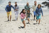 Щаслива сім'я розважається на піщаному пляжі — стокове фото