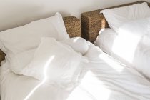 Крупный план солнечного света, падающего на двуспальную кровать — стоковое фото