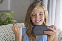 Крупним планом усміхнена дівчина-підліток використовує мобільний телефон — стокове фото