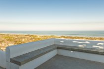 Meer von der Terrasse des Küstenhauses aus gesehen — Stockfoto