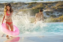 Coppia godendo in piscina sulla spiaggia — Foto stock