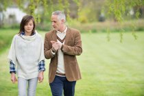 Mann diskutiert mit seiner Tochter bei Spaziergang im Park — Stockfoto