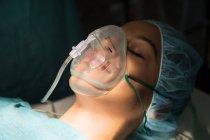 Paciente com máscara de oxigênio na sala de cirurgia — Fotografia de Stock
