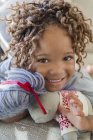 Retrato de niña sonriente con muñeca de trapo - foto de stock