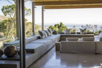 Innenausstattung der luxuriösen Terrasse mit modernen Möbeln — Stockfoto