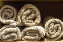 Primo piano di pila di asciugamani, messa a fuoco selettiva — Foto stock