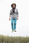 Портрет веселого мальчика, прыгающего в осеннем поле — стоковое фото