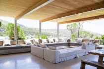Interior de gran terraza moderna en casa en la naturaleza - foto de stock