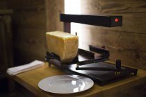 Queijo Raclette na grelha, Crans-Montana, Alpes Suíços, Suíça — Fotografia de Stock