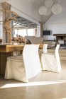 Интерьер современной гостиной с удобными креслами — стоковое фото